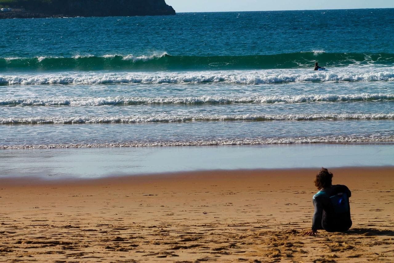 Alvin Bayona practicando surf adaptado durante una competición internacional